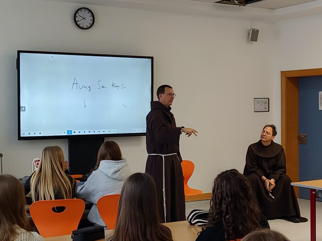 Franziskaner zu Besuch in der Schule
