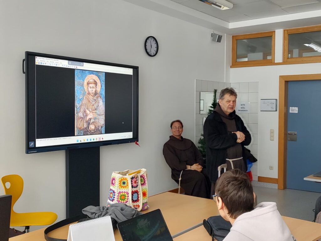 Franziskaner zu Besuch in der Schule