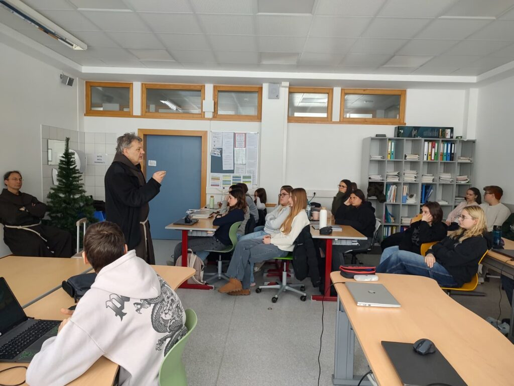 Franziskaner zu Besuch in der Schule