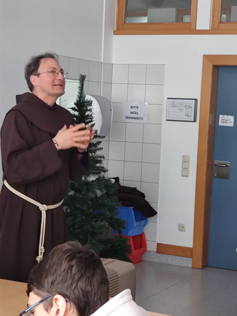 Franziskaner zu Besuch in der Schule