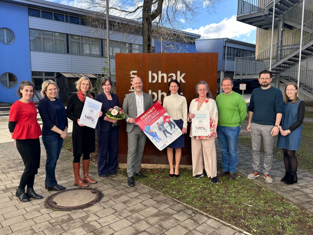 &Atilde;bergabe der COOL-Zertifizierungsurkunde